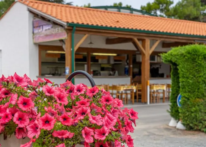 Mobil Avec Terrasse Pour 6 Personnes - Api-1-52-615 キャンプ場 ノートル・ダム・ド・モン